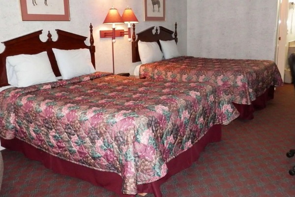 2 Queen Bed Nonsmoking Photo 1