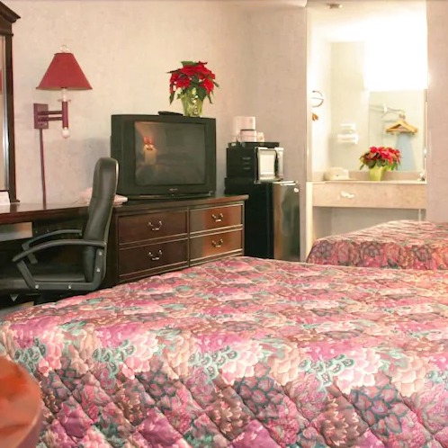 2 Queen Bed Nonsmoking Photo 2