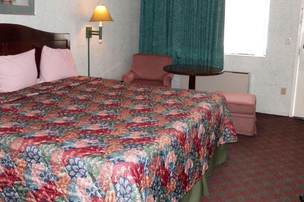 1 King Bed Nonsmoking Photo 2